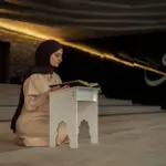 مسلم يقرأ القرآن قبل النوم في غرفة هادئة